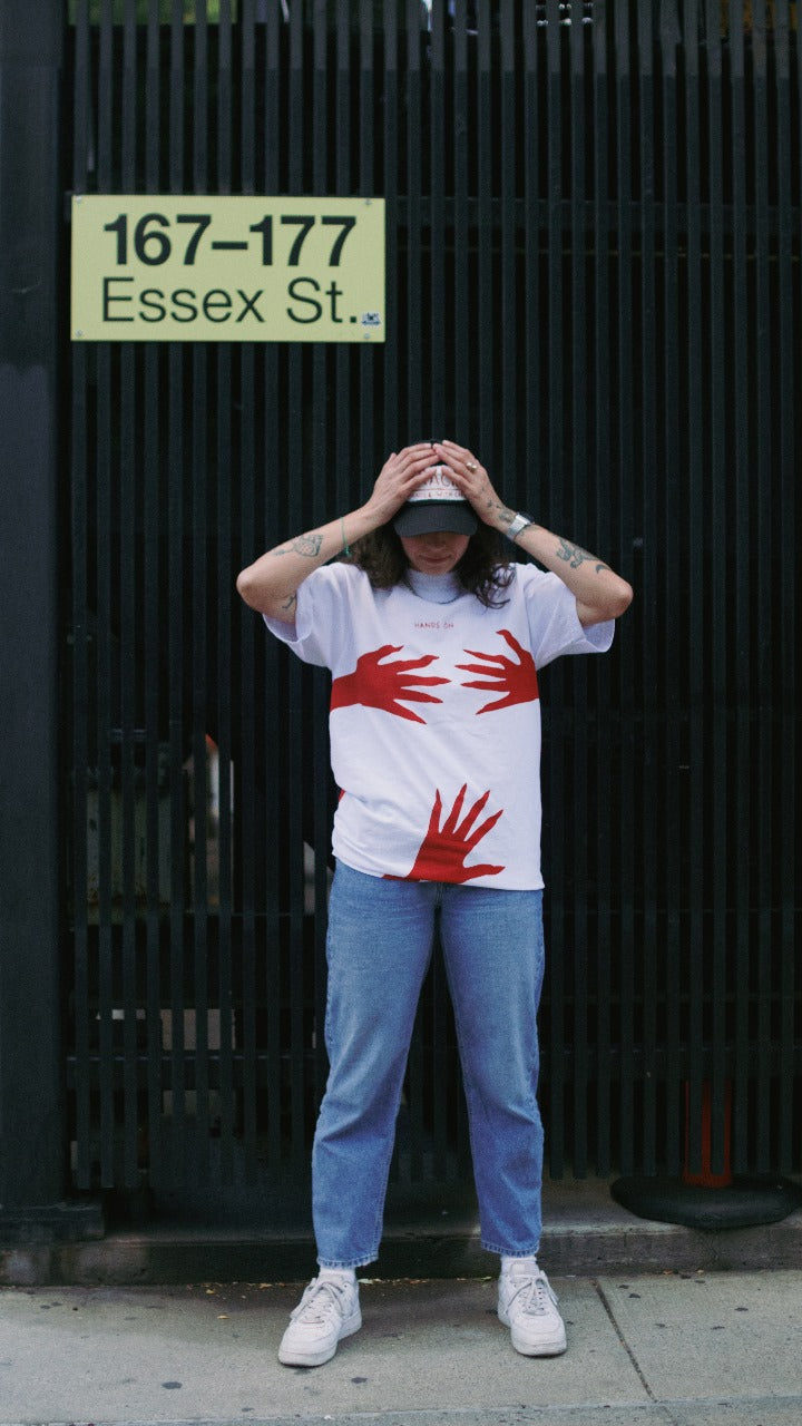camiseta hands on