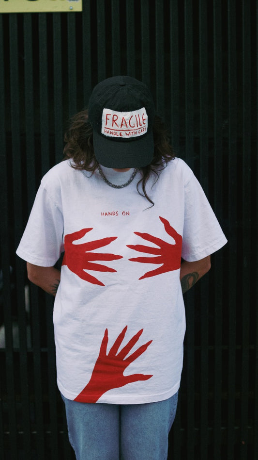 camiseta hands on