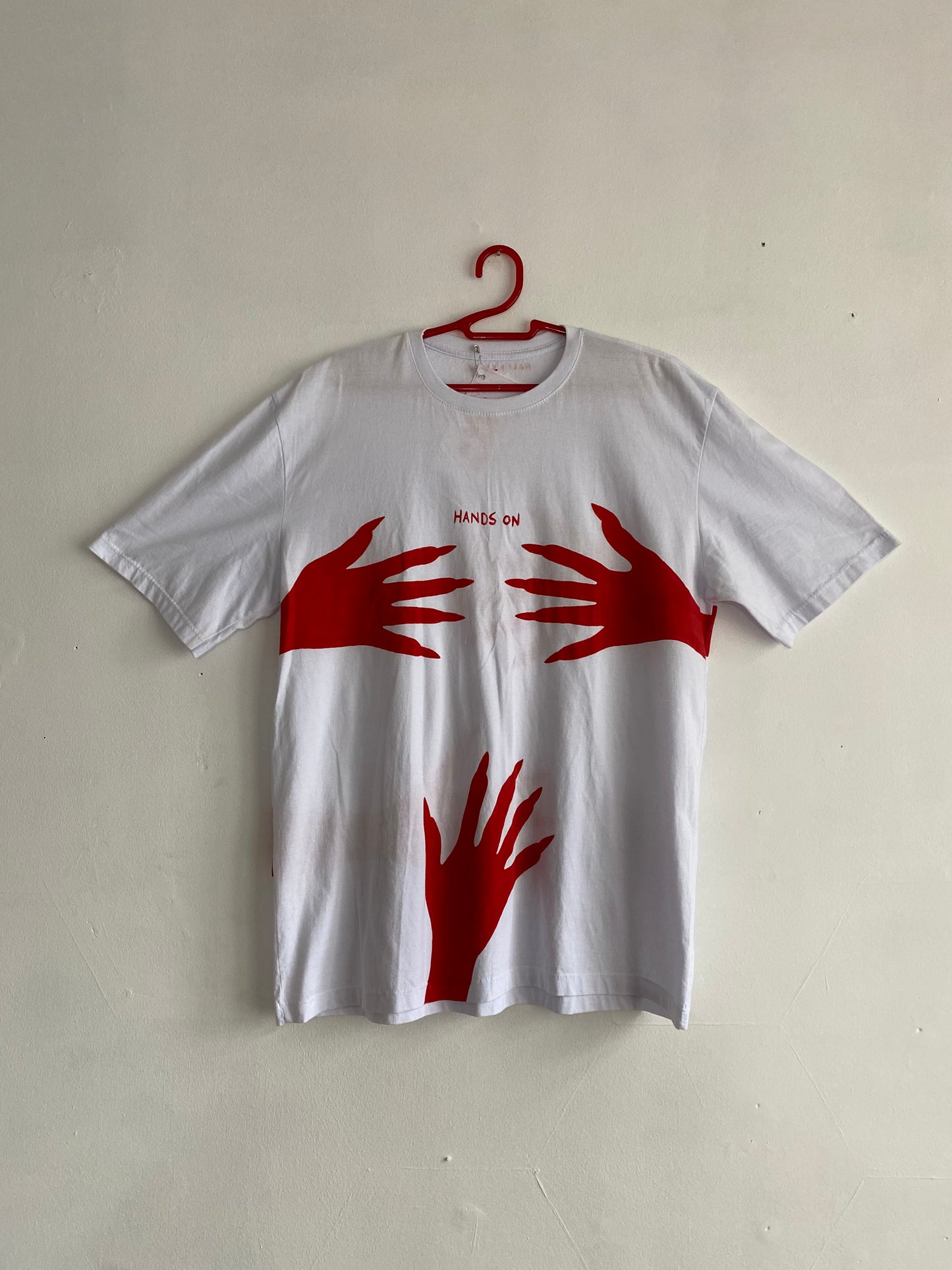 camiseta hands on