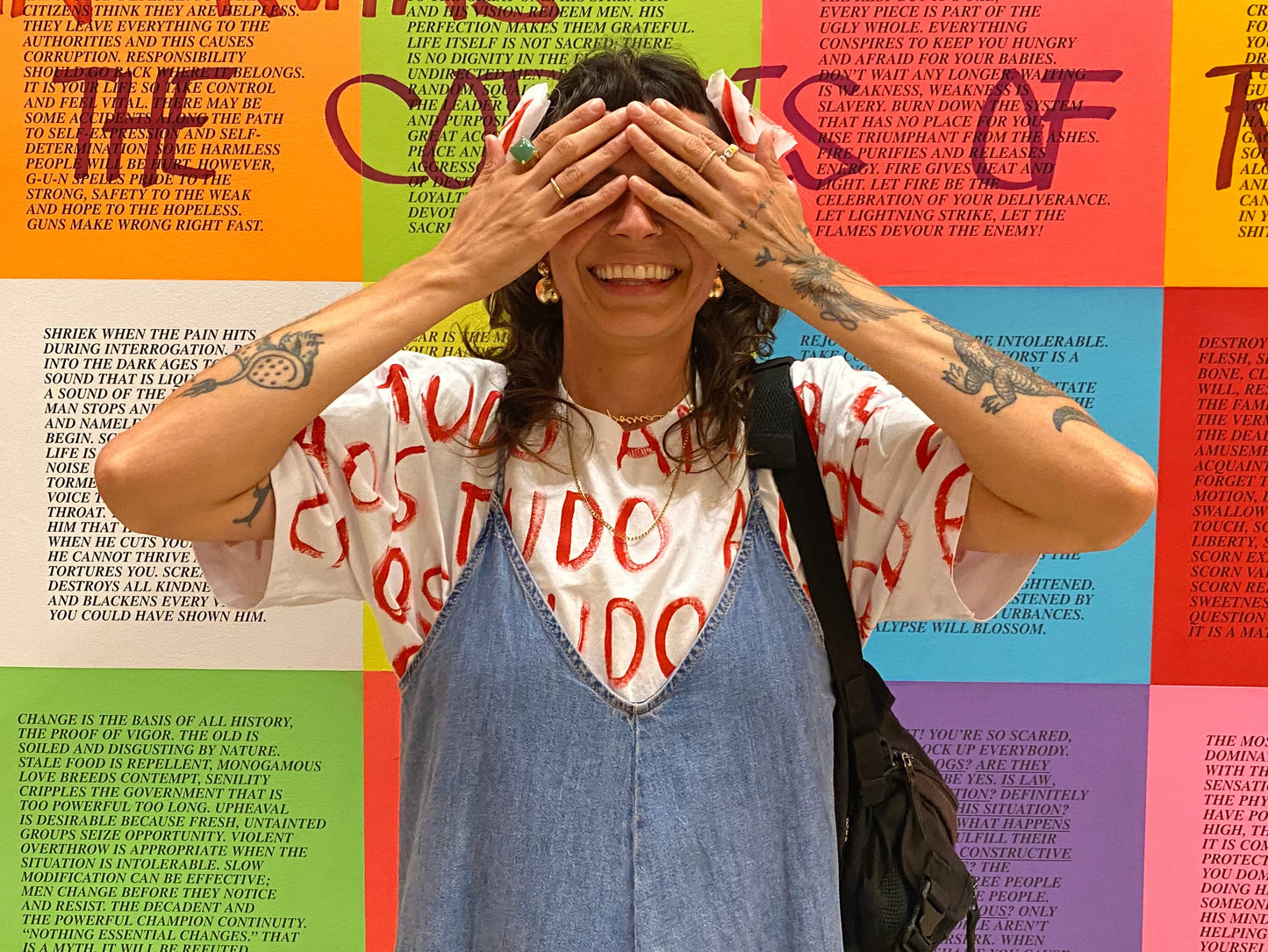 camiseta tudo amor e caos