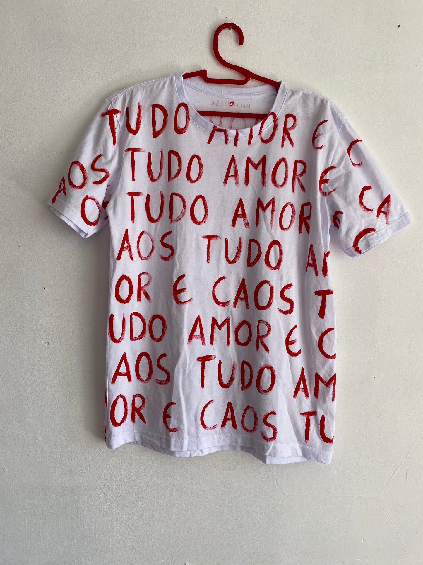 camiseta tudo amor e caos